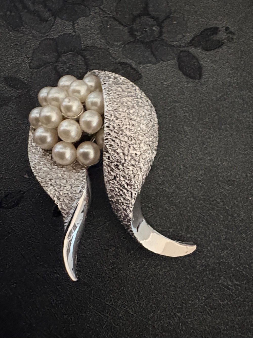 TRIFARI VINTAGE TEXTURED BRUSHED SILVER FAUX IVORY PEARL CLUSTER 2" BROOCH